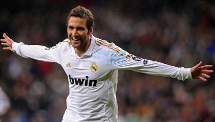 英超争冠白热化，曼城、阿森纳、利物浦三强鼎立，赛季末悬念迭起